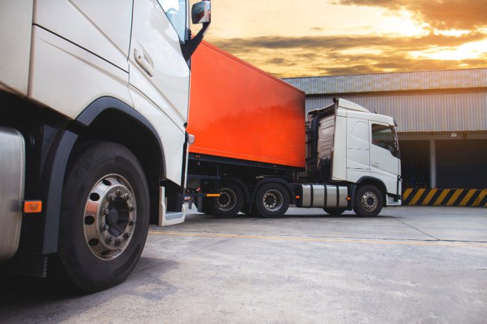 semi-truck-trailer-warehouse-freight-industry-logistics-transport